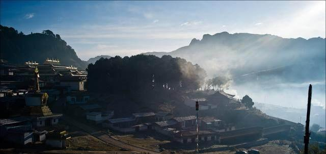 远离城市的喧嚣，这个小众旅行地质朴而惊艳，走背上背包去甘南